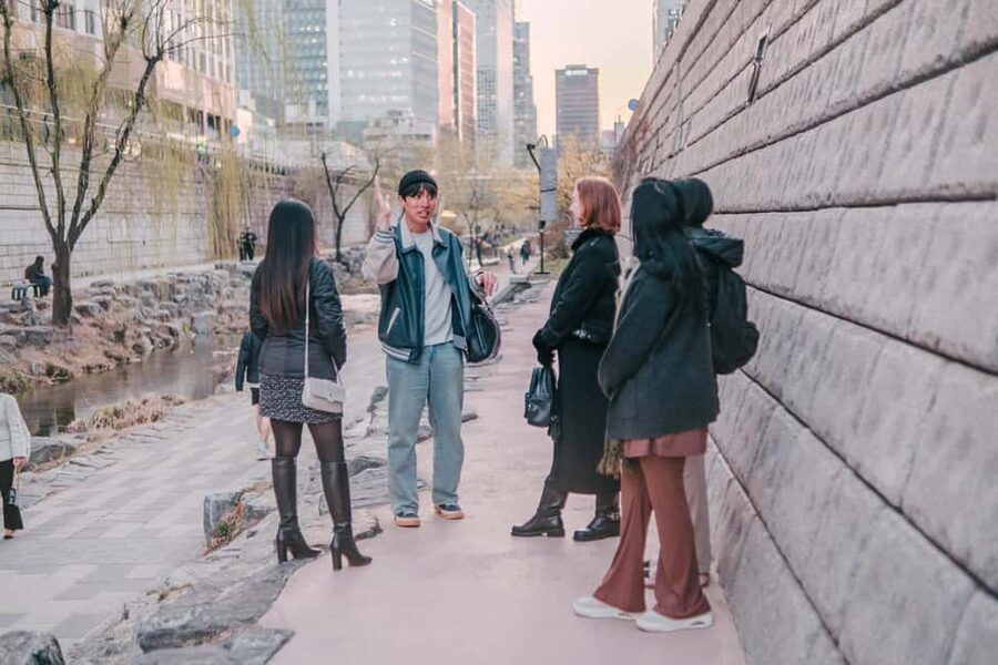 Seoul: Street Photoshoot and Hidden Gem History Walking Tour - Who should book this experience