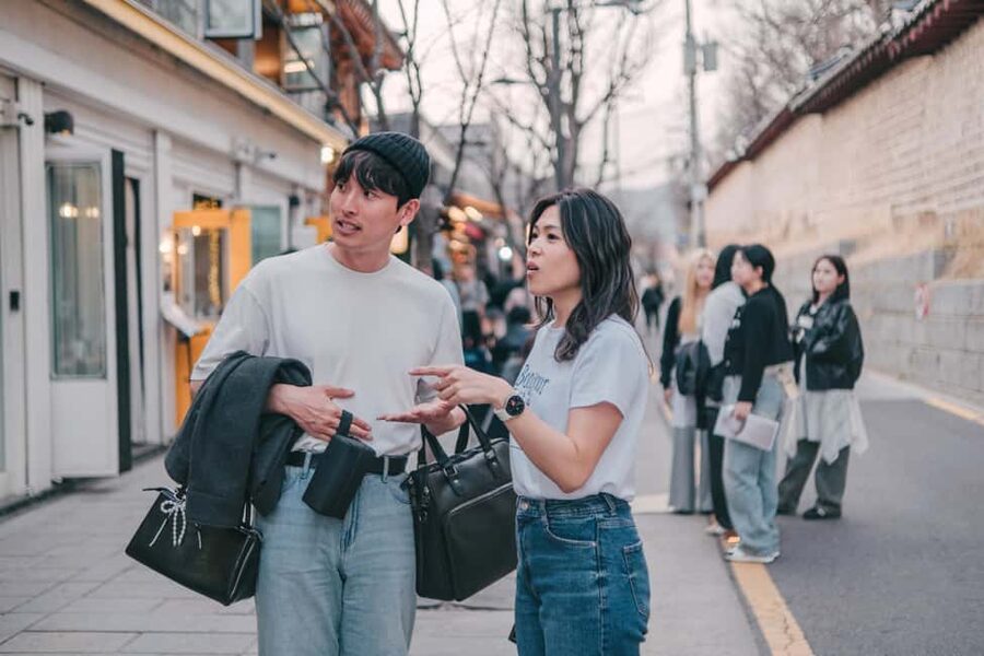 Seoul: Street Photoshoot and Hidden Gem History Walking Tour - Meeting at Jongno 3-ga and settling into the walk
