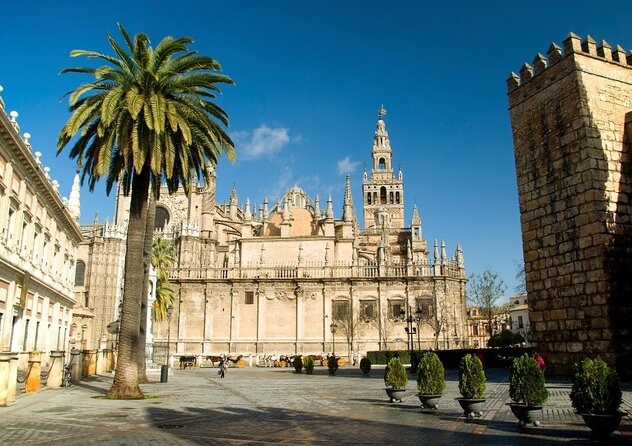 Seville Evening Historical Tour with Haunted History - Santa Cruz: narrow lanes and stories at every turn