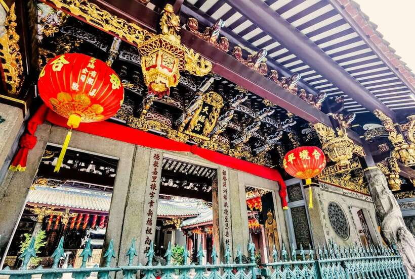 Singapore: Chinatown Historic Walking Tour with Lunch - Starting at Raffles Place and Yueh Hai Ching Temple