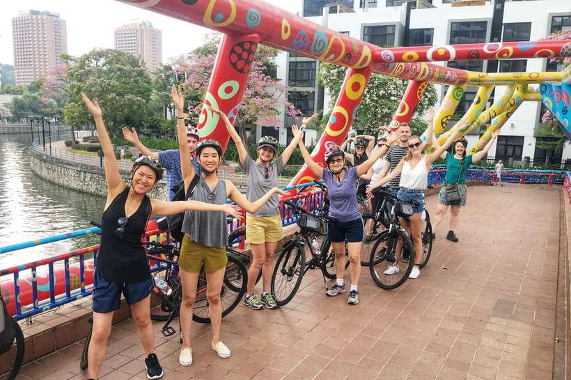Singapore: Historical Half-Day Bike Tour - Raffles, war memorials, and the colonial core