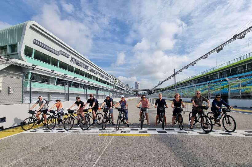 Singapore: Historical Half-Day Bike Tour - The guide makes or breaks the morning
