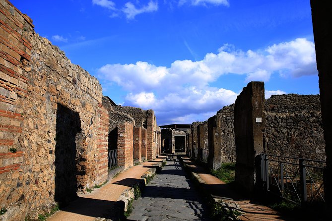 Skip the Line Guided Tour of Pompeii led by an Archaeologist - Group size, headsets, and the guide’s style