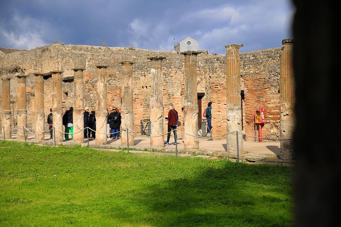Skip the Line Guided Tour of Pompeii led by an Archaeologist - Walking Via dell’Abbondanza