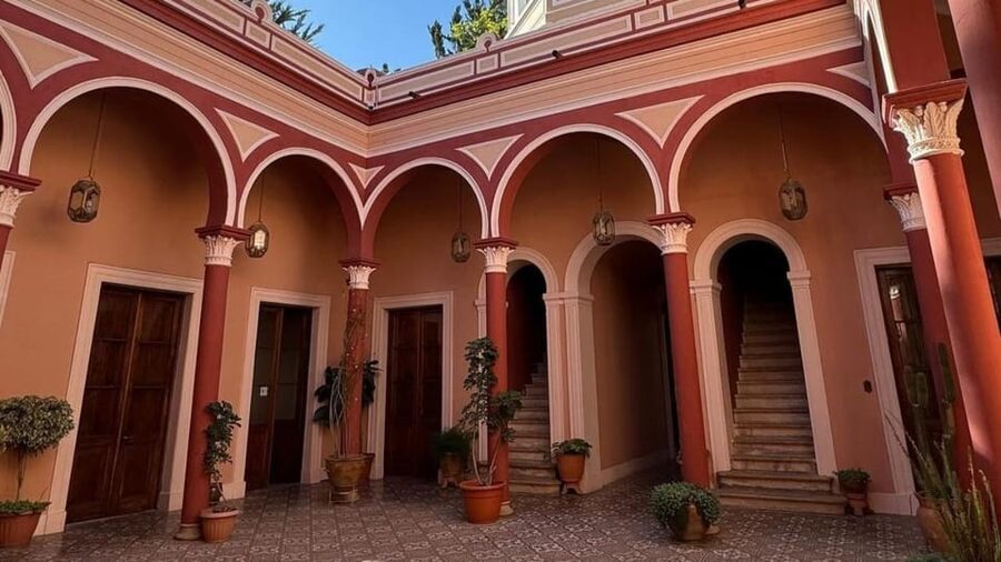 Sucre: Free Walking tour (History, culture and traditions) - The ancient castle and the old mayor’s office