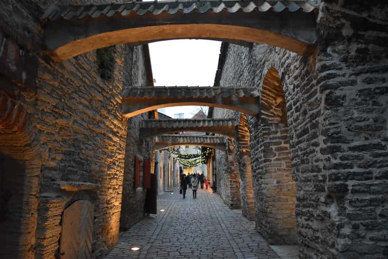 Tallinn: Medieval Walking Tour - Town Hall Square and the old pharmacy