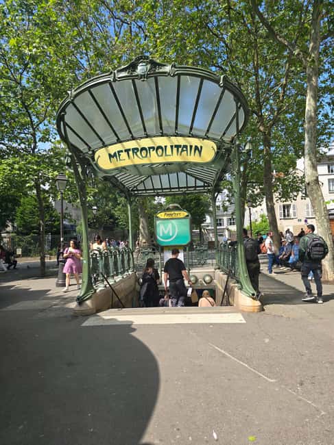 The historic district of Montmartre - The five-minute bakery stop