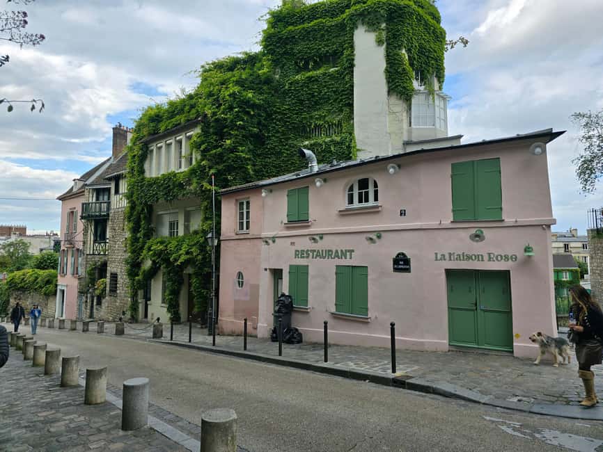 The historic district of Montmartre - Maps and brochures add real value