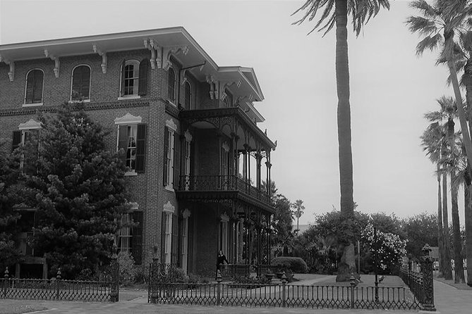 The Historic Galveston Ghost Tour - Dave, Tyler, and the guide’s role
