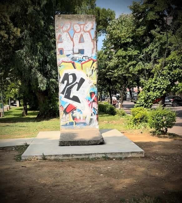 Tirana: Walking Tour through Attractions of Historic Center - House of Leaves and the former residence of Enver Hoxha