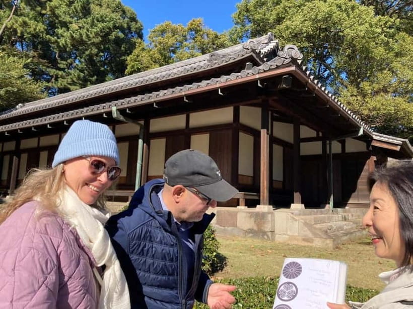 Tokyo: Edo Castle & East Garden of the Imperial Palace Tour - Walking through the East Gardens