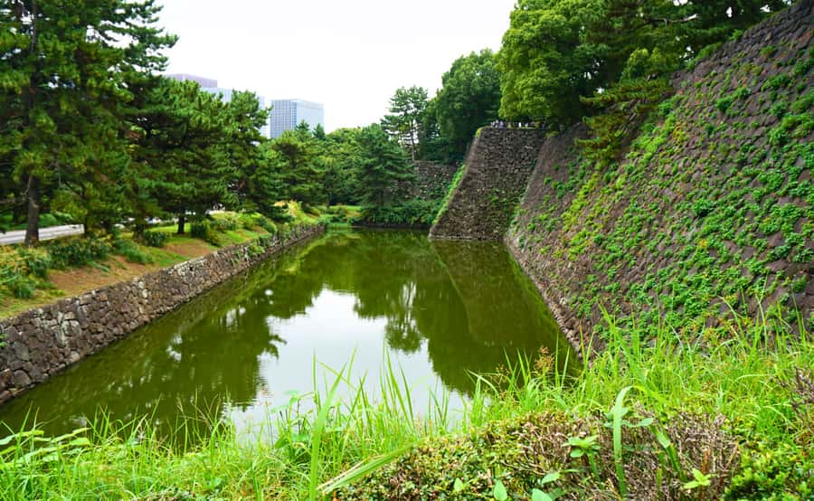 Tokyo: Imperial Palace, the history of Japan (ENGLISH GUIDE) - Gardens, ruins, and the missing main castle