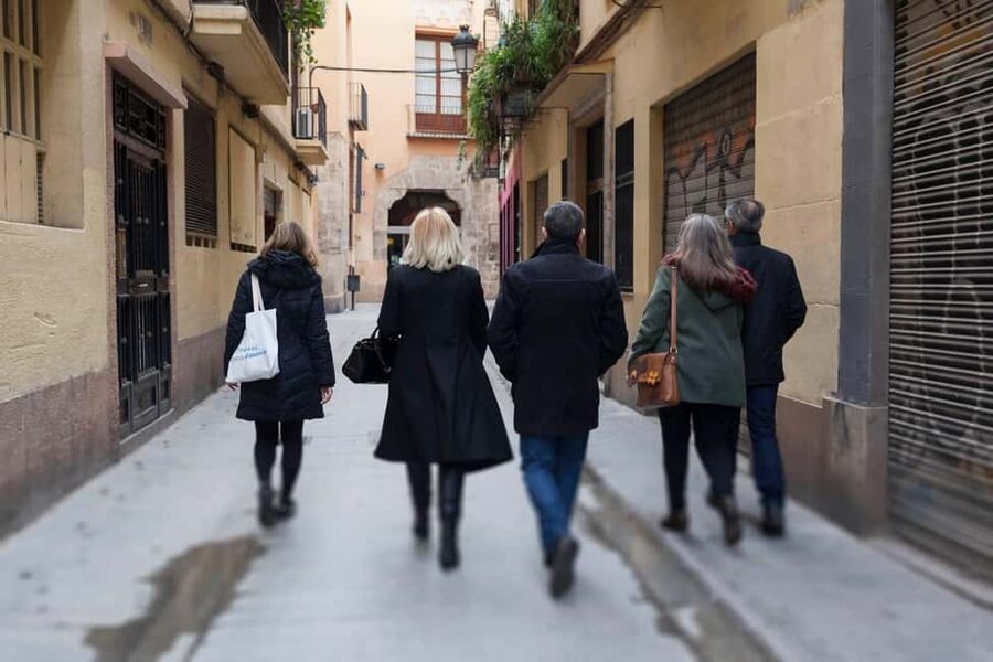 Valencia: Historical Walking Tour - Plaza Redonda reveals a smaller side of the old quarter