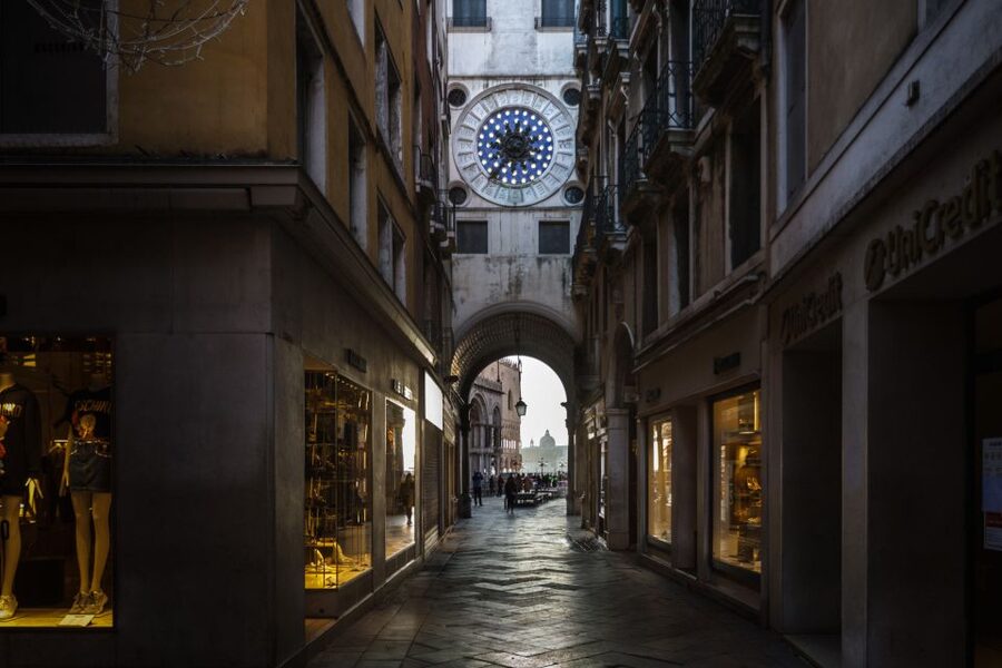 Venice: City Center Historical Guided Walking Tour - Guides and group arrangements