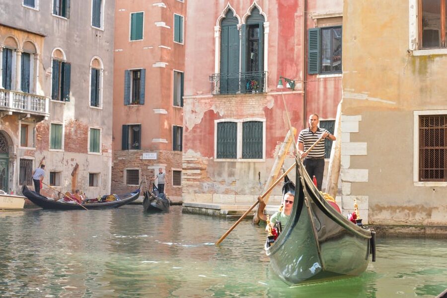 Venice: Doge’s Palace and Basilica Roman Empire Guided Tour - Why the ambassador’s story works in Venice