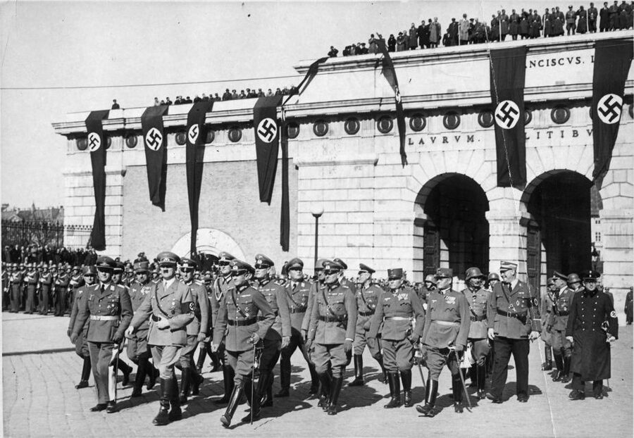 Vienna: World War II Historical Walking Tour - Vienna’s Jewish community and the synagogue that survived