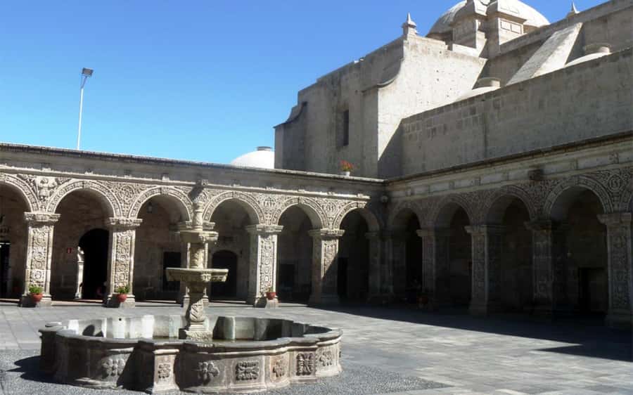 Walking tour in the Historic Center of Arequipa - The Company cloisters and old city courtyards