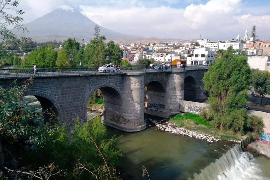 Walking tour in the Historic Center of Arequipa - Puente Grau and three volcanoes above Arequipa