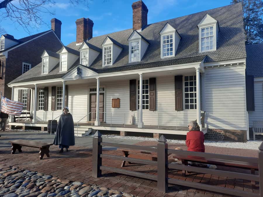 Williamsburg: The Patriots Historical Walking Tour - Raleigh Tavern and the private side of politics